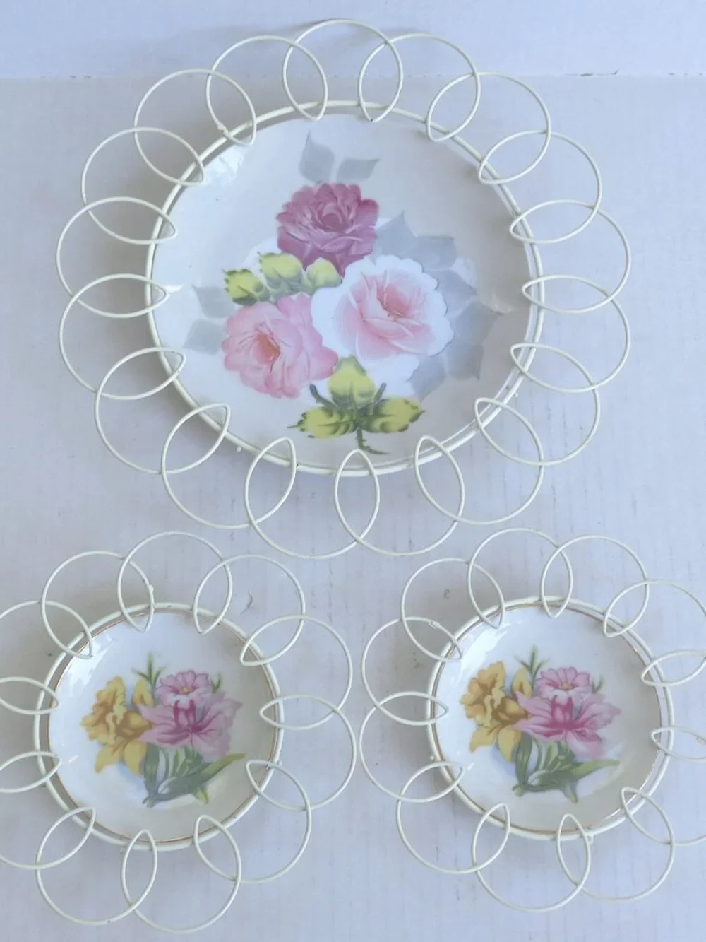Vintage Floral Wall Hanger Plates with Scalloped Wire - Set of 3